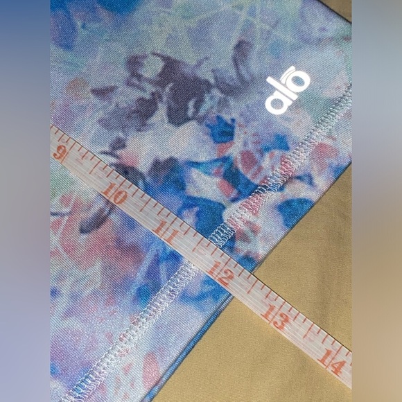 Alo Yoga Floral Glo Watercolor Printed Biker Shorts, Medium - Picture 6 of 9